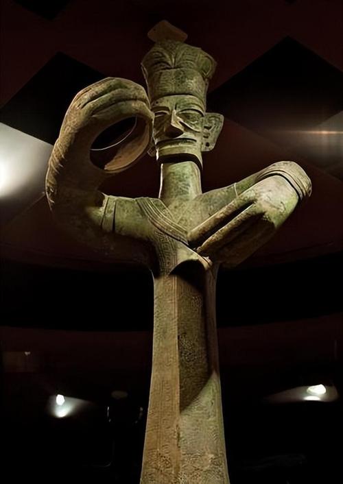 青铜大立人像高262cm,是中国最大最完整的青铜人像,并且被称为"世界