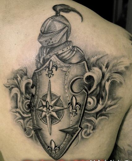 背部3d黑白中世纪骑士与盾牌纹身图案