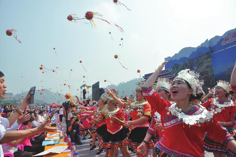热闹的绥宁苗族四月八姑娘节活动现场.申兴刚摄