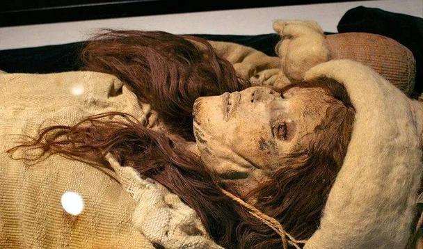 2003年,新疆出土神秘女尸,4000年不腐,脸部表情让专家卧病不起