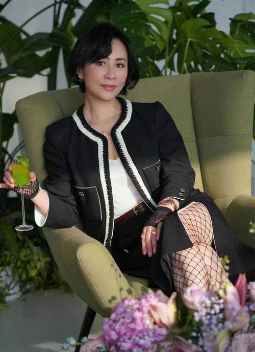 年龄就不是问题,刘嘉玲穿网纹丝袜配短裙,凸显时髦性格又减龄!