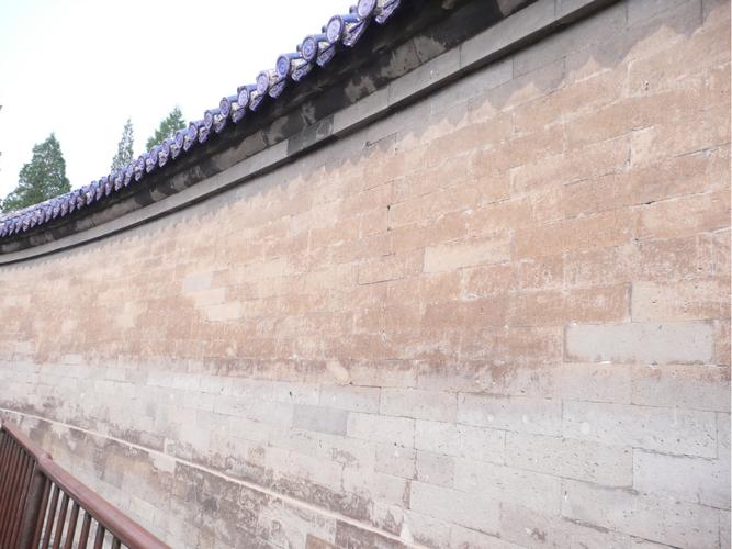 原始图片 回音壁就是皇穹宇的围墙.墙高3.72米,厚0.9米,直径61.