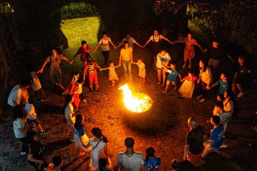 晚上,我们体验了彝族的篝火晚会,感受他们优美的音乐与独特的舞蹈风格