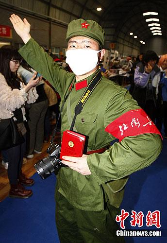 图为一位身穿红卫兵服装的动漫迷吸引了观众的目光.