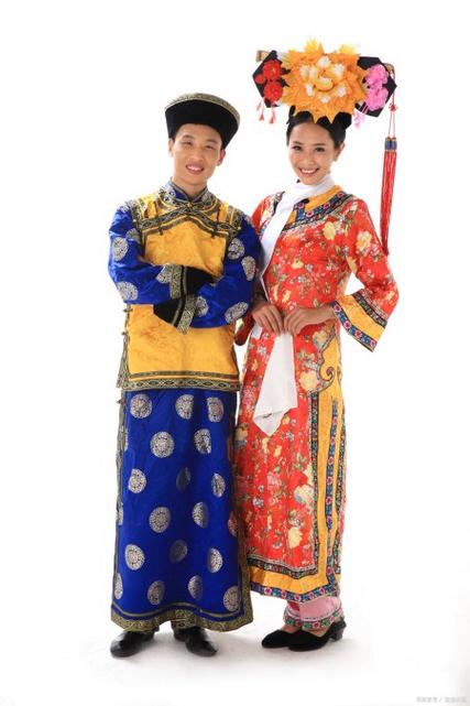 1,满族长袍:是满族男子的日常服装,也是清朝的官服.