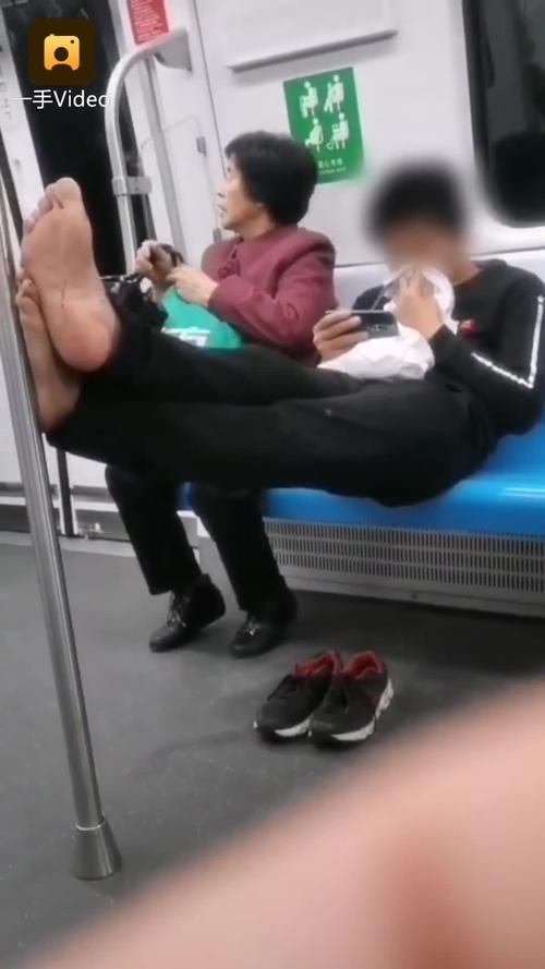 甘肃兰州一男子地铁脱鞋脚搭扶杆自己嫌臭捂嘴