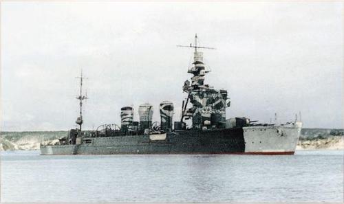 "木曾"号轻型巡洋舰,和"多摩"舰一样同属球磨型轻巡洋舰,1944年在