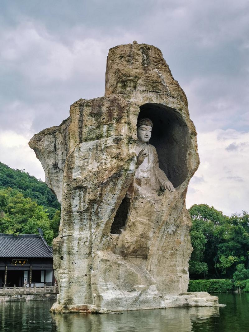 浙江20米高大石佛,距今1300多年,旁有唐朝奇特"倒立石"