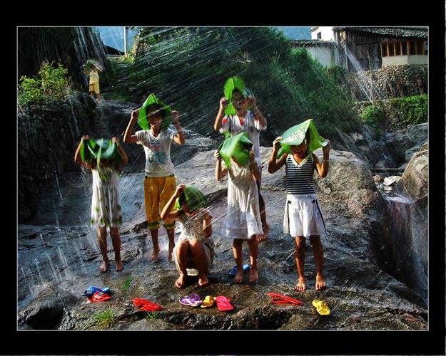 《欢乐童年》  作品描述: 放暑假时村里的小孩们在村溪边戏水,场煤苘
