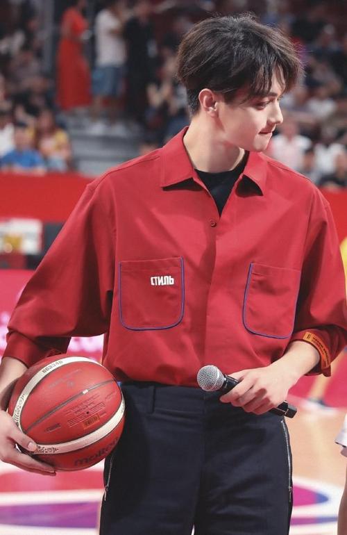 许凯现身篮球世界杯,红衣造型惊艳,果然颜值高任性!
