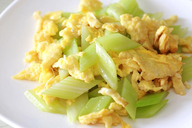 健康素食主义:西芹炒鸡蛋的做法_美食记