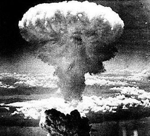 广岛原子弹"小男孩"在8月6日被投放下去,一时之间直接造成了七万日本