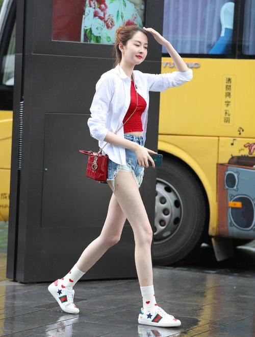 街拍:图七小姐姐穿白色超短裤大秀美腿,性感调皮!