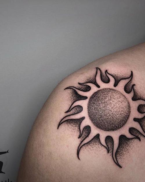 点刺 太阳纹身图片_肩部点刺纹身图案