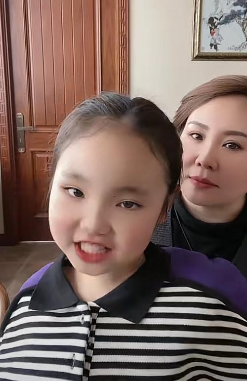 王小利女儿罕露面,被网友称翻版刘能,小11岁娇妻已升级成为奶奶