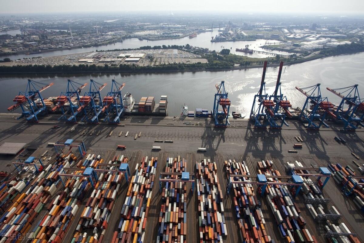 全球集装箱船满负荷运转,将海运运费推至创纪录高位,导致港口出现拥堵