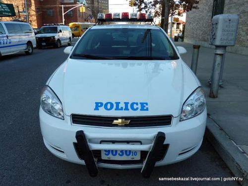 雪佛兰impala的正面图.警方没有特别系列车牌.