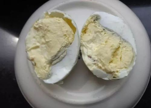 假咸鸭蛋假鸭蛋全部都是用化学原料做成的,蛋壳是用滑石粉和树脂搅混