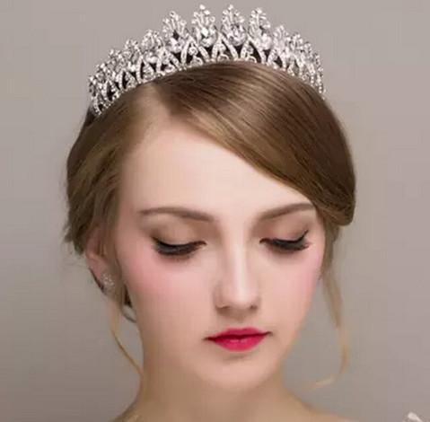 女王范新娘发型大全 月牙形偏圆三角形发箍式皇冠