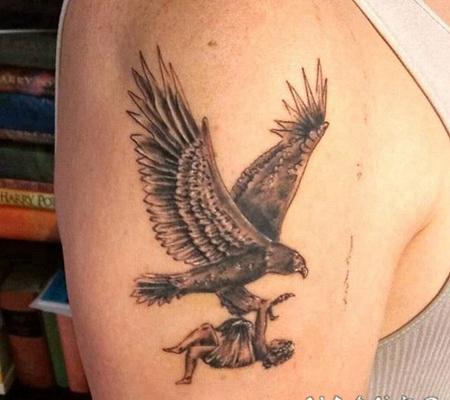 老鹰和女人纹身图案 男生手臂上创意老鹰和女人纹身图片