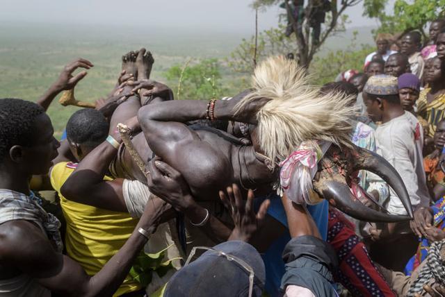 非洲男性传统割礼只需一把快刀全村人围观