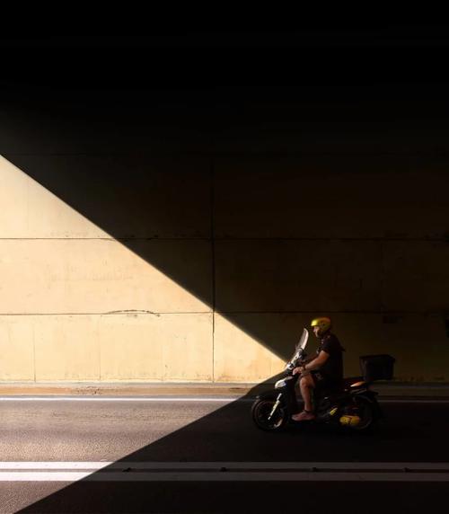 《lights & shadows》的街头摄影,有时候光影组成了奇妙的错位关系,有