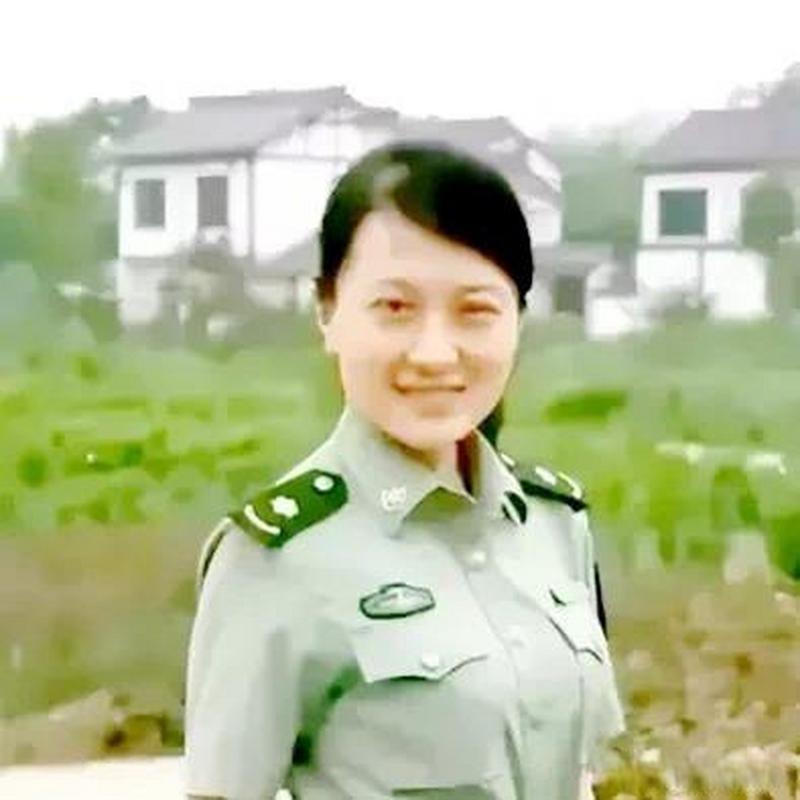 退役后进入仕途,1998年,31岁的罗敏从部队退伍后,她开始了在云南省