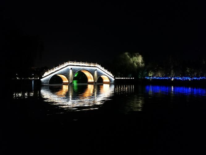 嘉兴南湖里的夜景