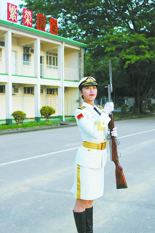 魔鬼训练后,珠海女孩成驻港部队首批仪仗女兵
