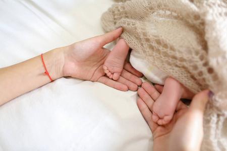 妈妈抱着刚出生的婴儿,手小脚覆盖编系列照片