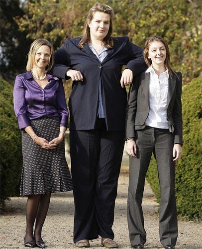 英国最高女学生身高195厘米 还想再长高点(图)