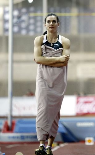 图文:国际田径赛伊辛巴耶娃夺冠 比赛间隙休息