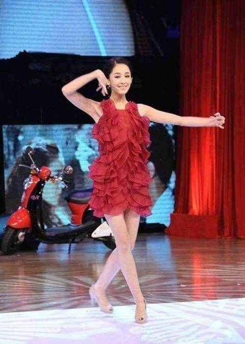 女星跳新疆舞,佟丽娅舞姿动人,娜扎妩媚中有些柔美!