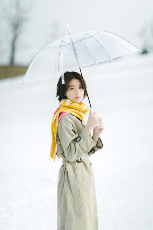 李凯馨撑伞漫步雪景中 清新文艺宛如《情书》|李凯馨|雪景|撑伞_新浪