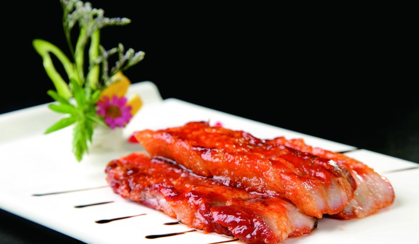 蜜汁叉烧是香港十大经典名菜之一,属于粤菜菜系,闻着还有芳香味