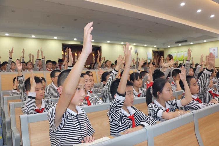 同学们踊跃举手发言,对老师讲的方法跃跃欲试,收获颇深.