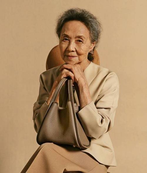 看到83岁吴彦姝的优雅装扮,我不再害怕变老,美是真实又知性的_女性