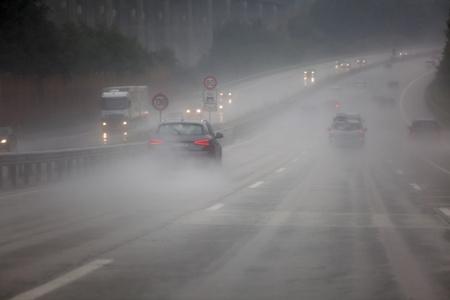 天夜间在高速公路上冒雨行驶禁止下雨或恶劣天气路标下雨天下雨的天