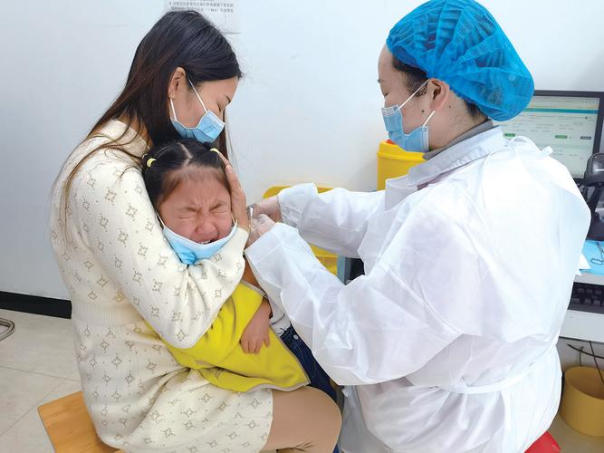 众多家长带着孩子接种新冠疫苗