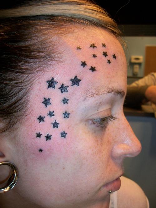 女子脸部小星星纹身图案