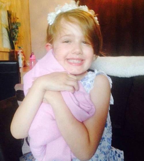 恐怖强风吹走充气城堡英国7岁女童伤重死
