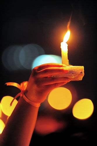 我们为生者祈福,我们为逝者哀悼,我也默默点了一根蜡烛,妈妈说或者