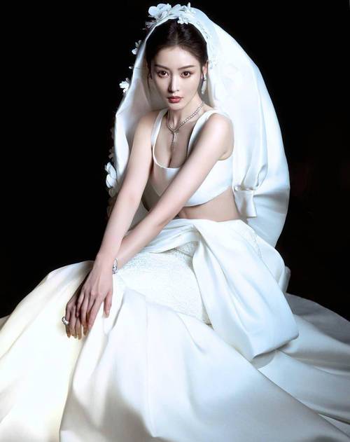 张天爱白裙惊艳亮相:鱼尾裙造型下的传统与现代美学完美融合_文化