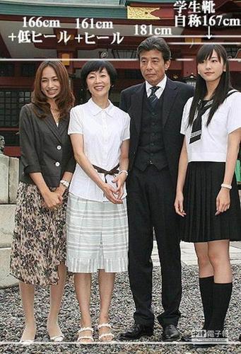 网友以新垣结衣2007年日剧《父女变变变》中,和身高181公分的父亲馆广