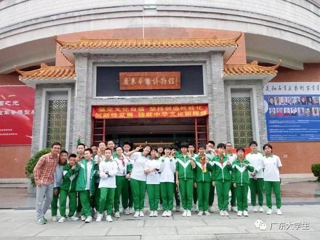 7,广州市育才中学 育才中学的校服 白加翠绿尽显蓬勃的朝气 大合照一