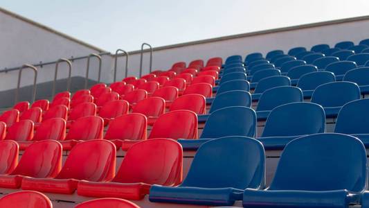 在一个大型街道体育场里的红蓝相间的座位.照片