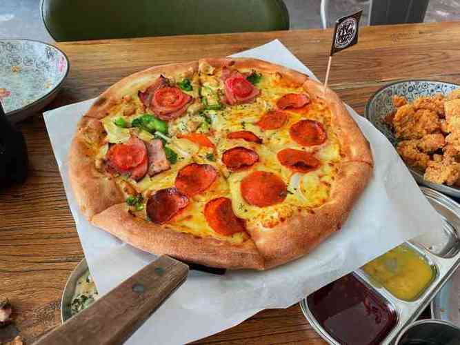 fly pizza & hoodadak chicken-"厚盘披萨挺独特的,味道浓厚.