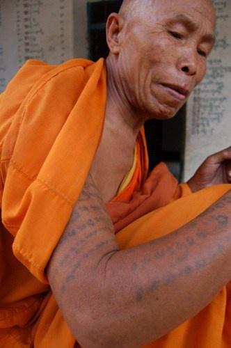佛教僧侣手臂经文纹身图案