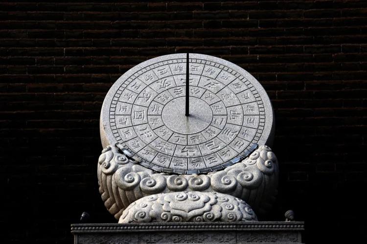 根据日影的位置,以指定当时的时辰或刻数的天文仪器,也是我国古代较为