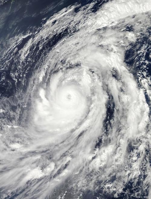 台风卡努于近日来袭,给日本带来了巨大的灾害和不便.